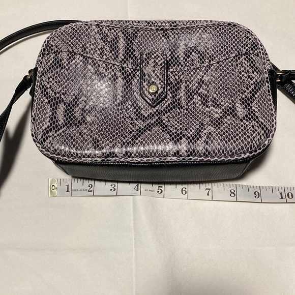 G.i.l.i. Genuine Leather Snakeskin Look Textured Bag - Picture 3 of 14